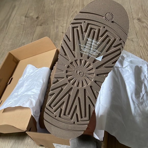 UGG Tazz Platform chestnut women’s Size 8. Brand new in box. - Picture 5 of 5